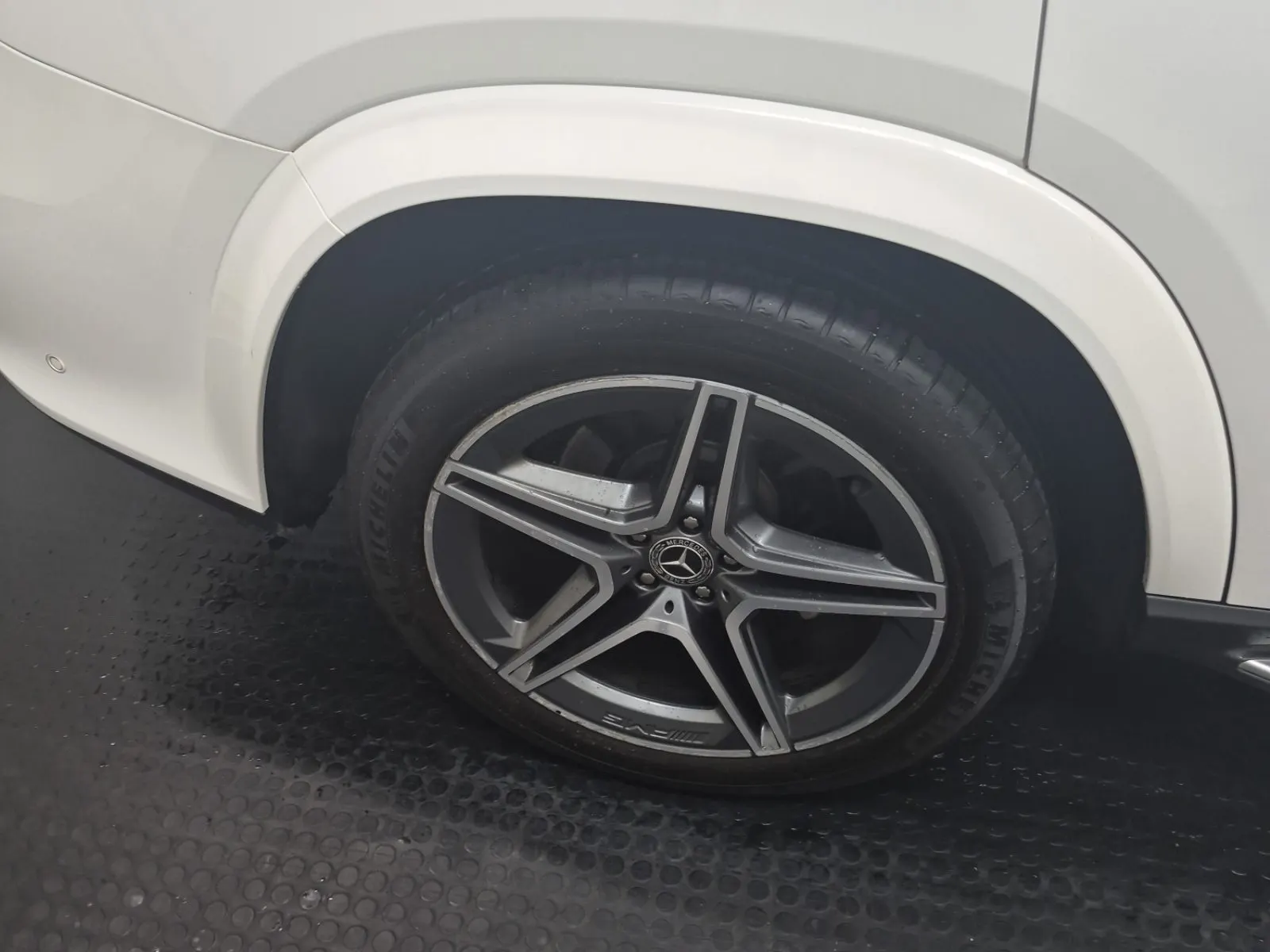 Right Rear Wheel/Tire Photo