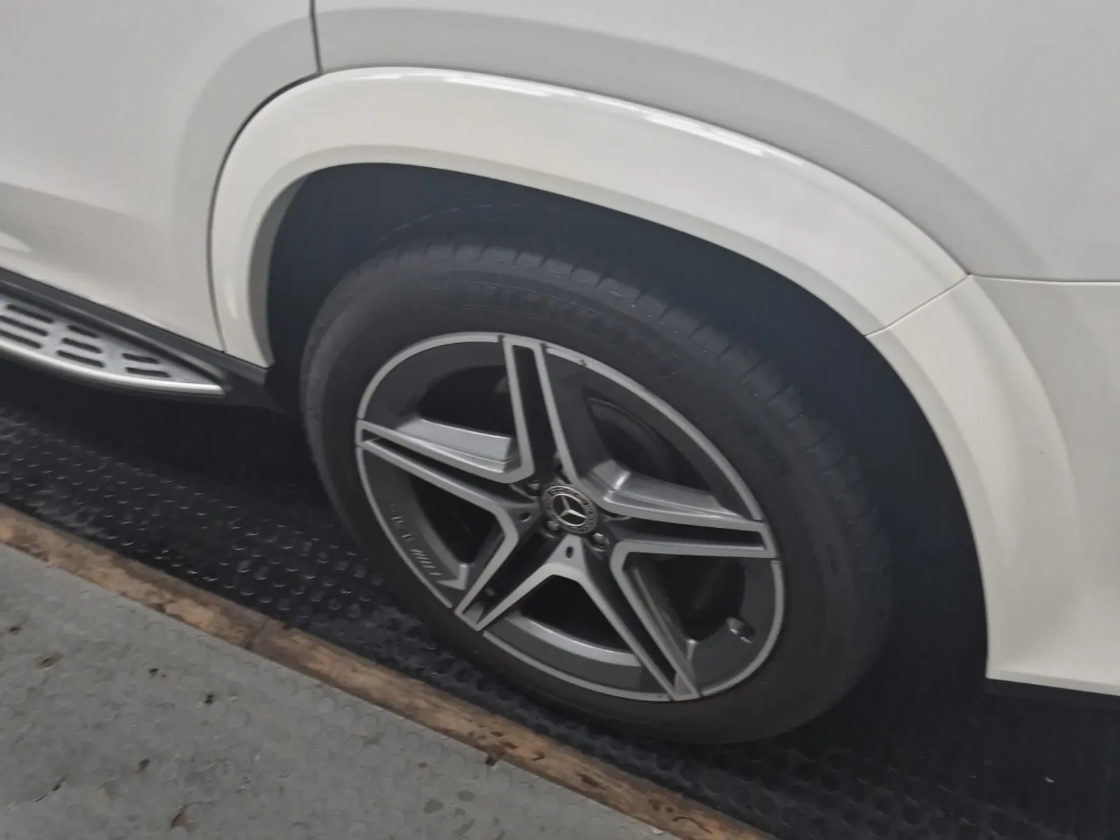 Left Rear Wheel/Tire Photo