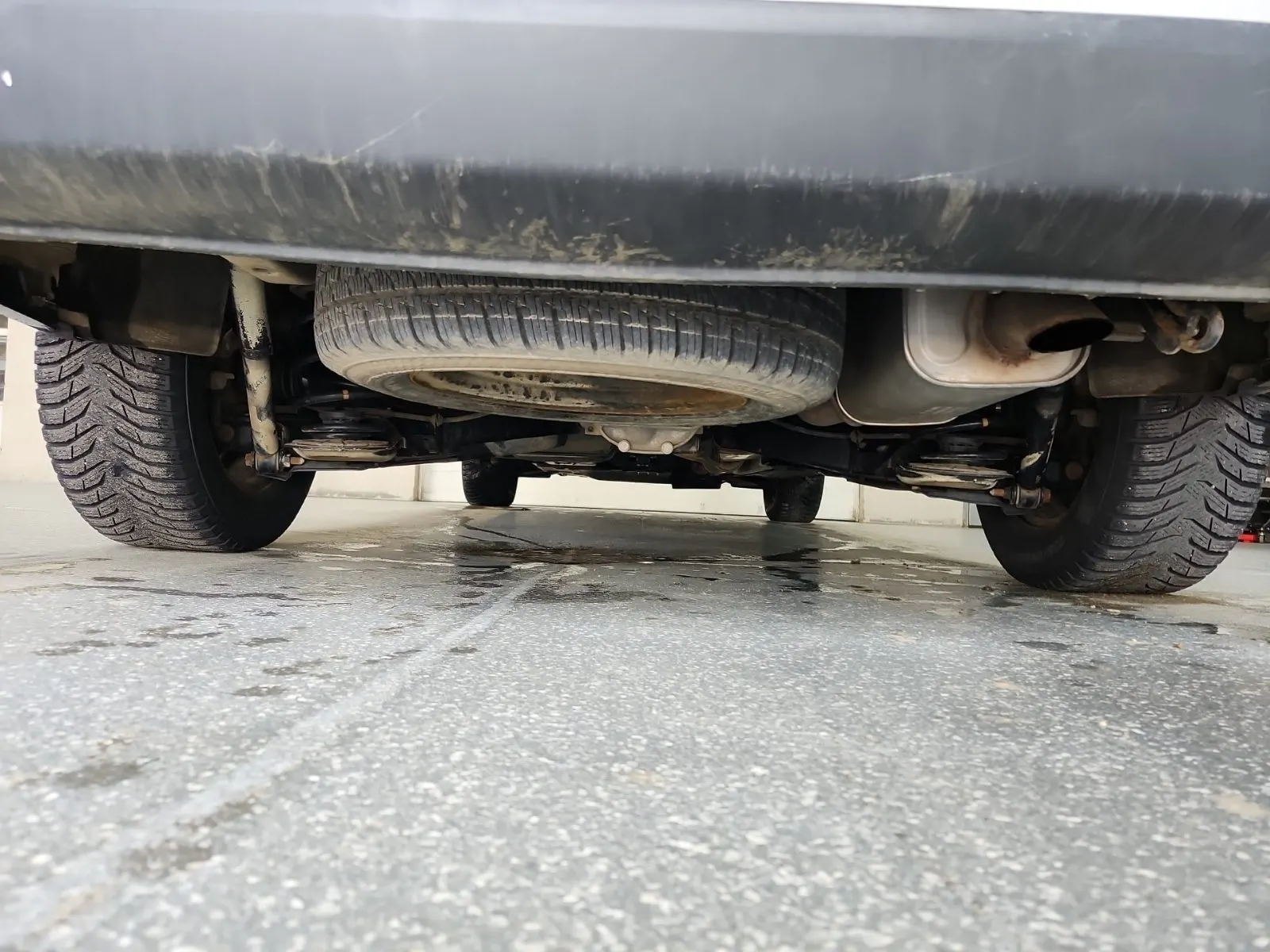 Undercarriage - Rear Photo