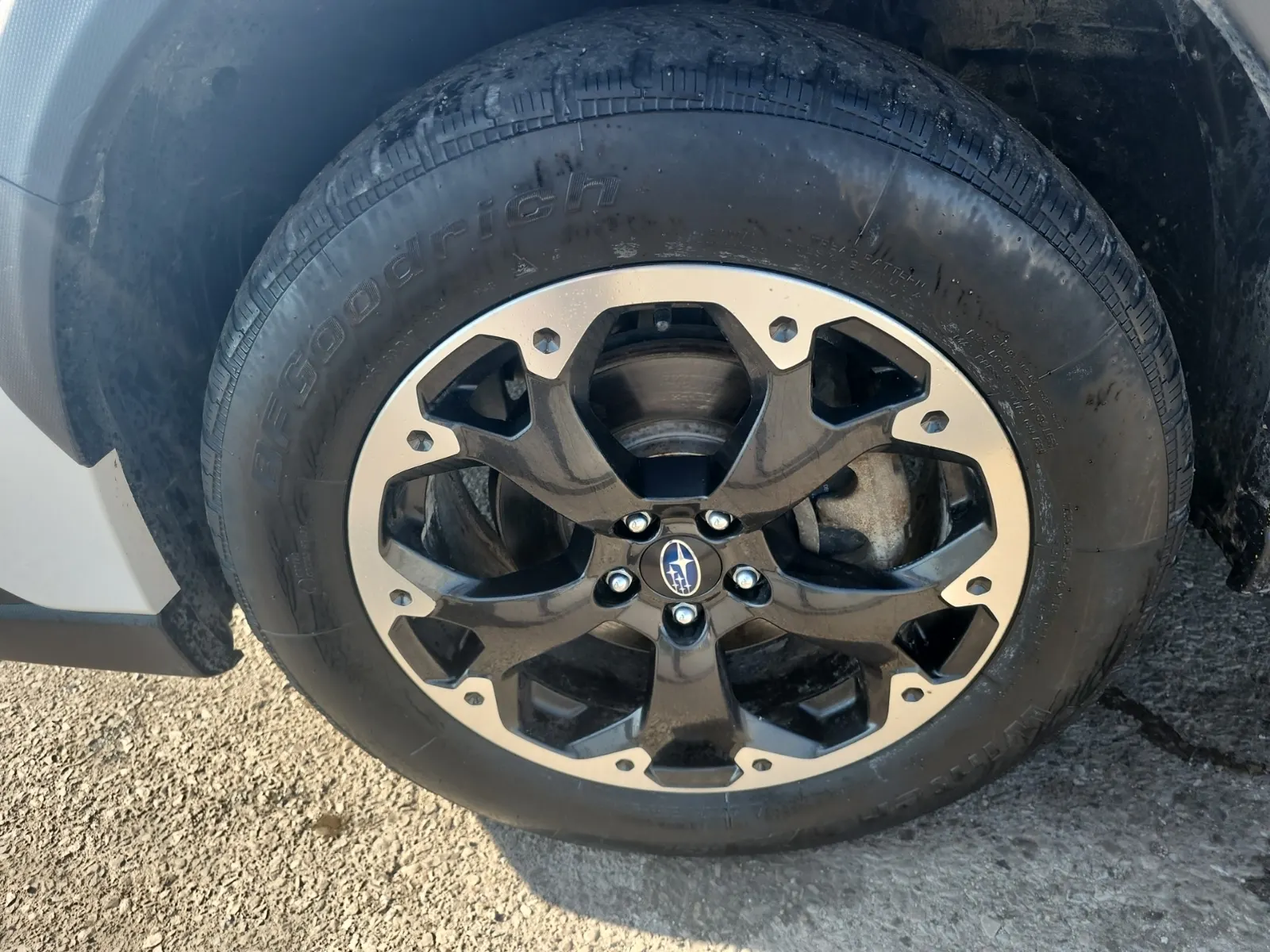 Front driver wheel/tire photo
