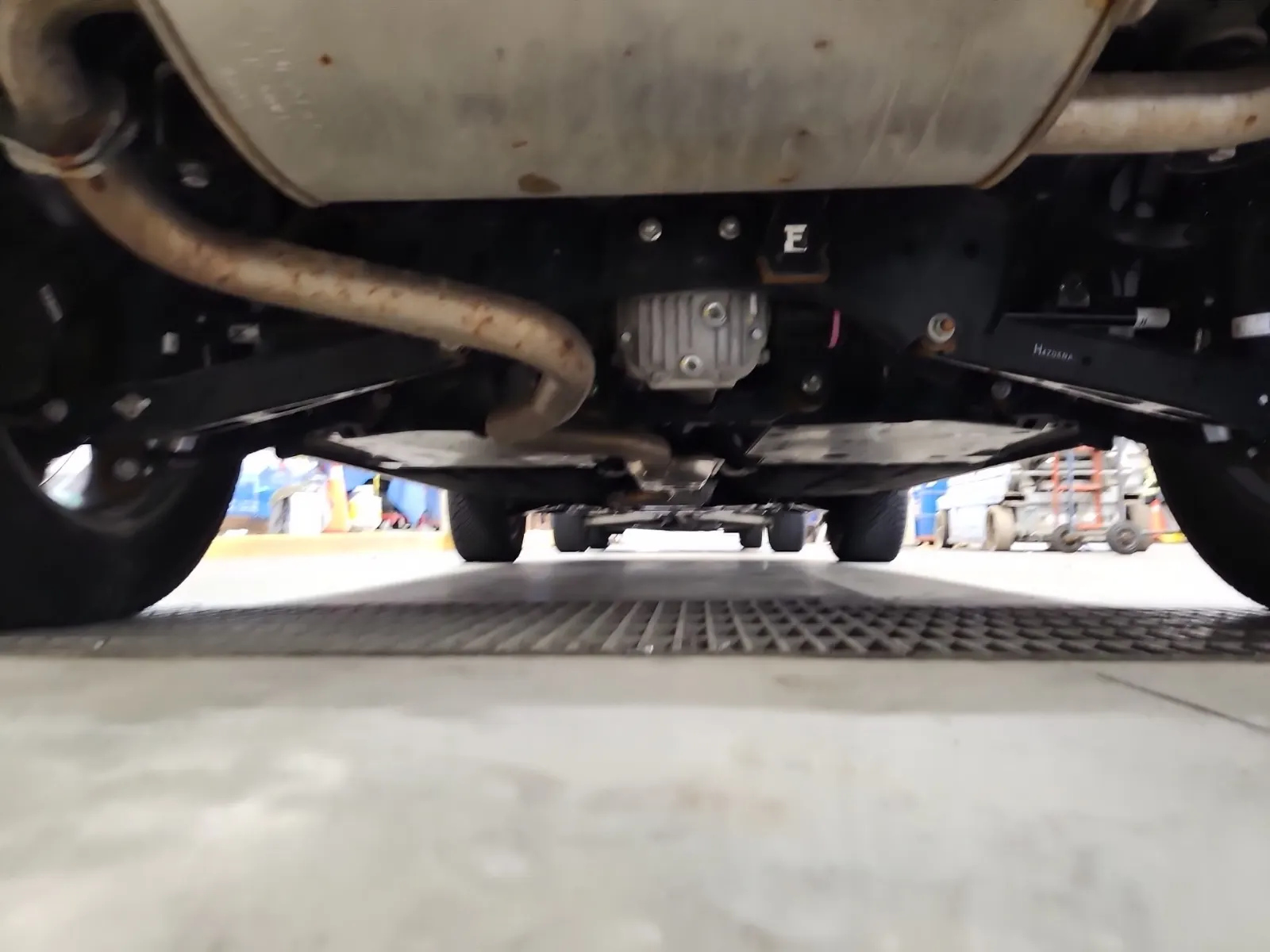 Undercarriage - Rear Photo