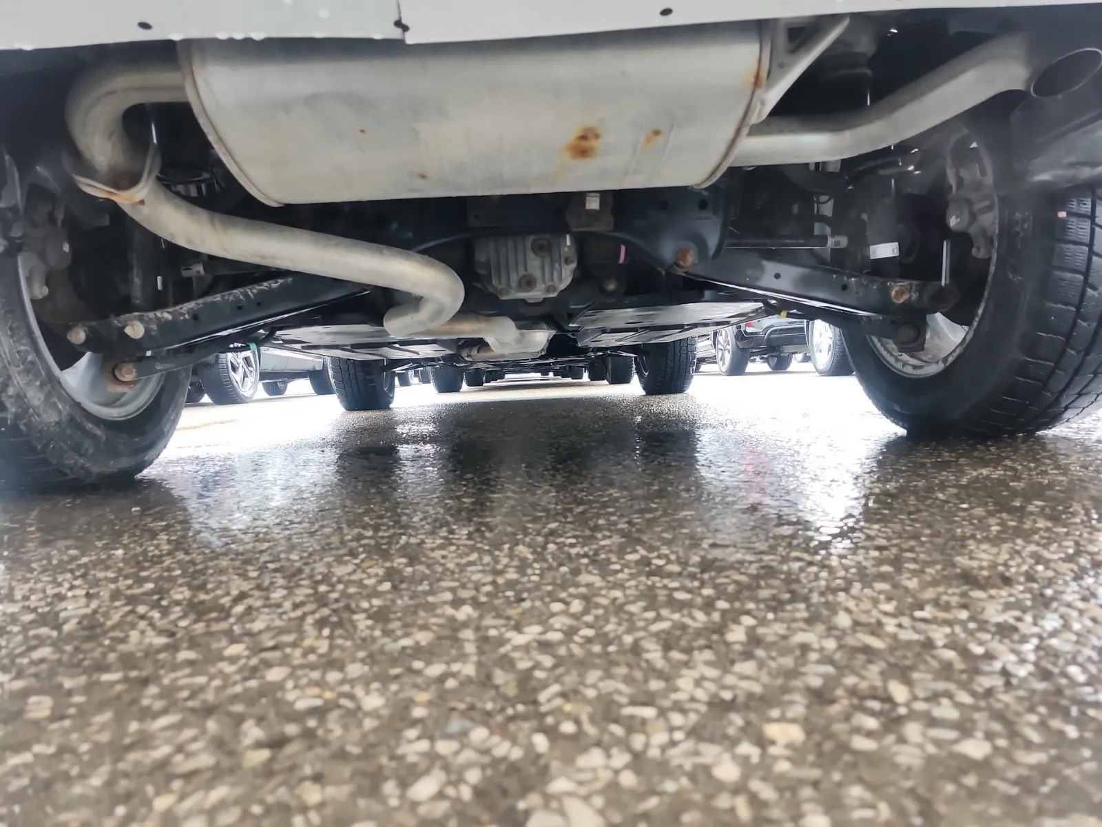 Undercarriage - Rear Photo