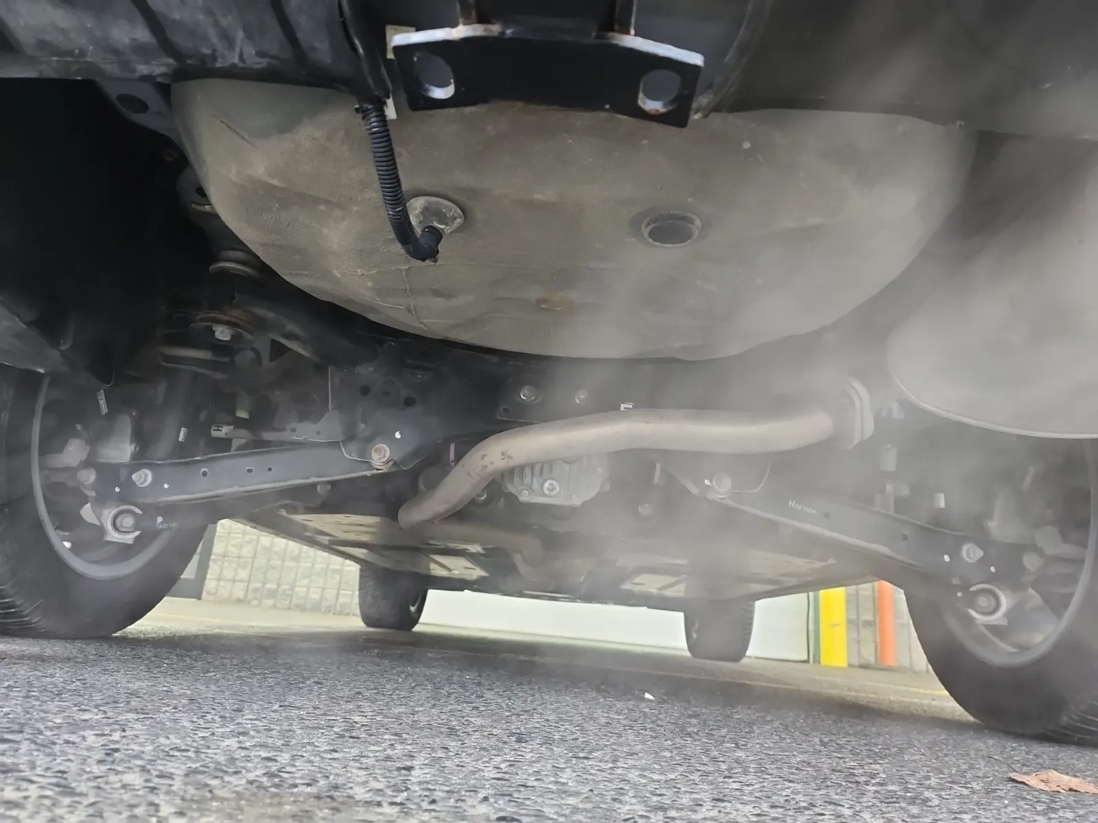 Undercarriage - Rear Photo