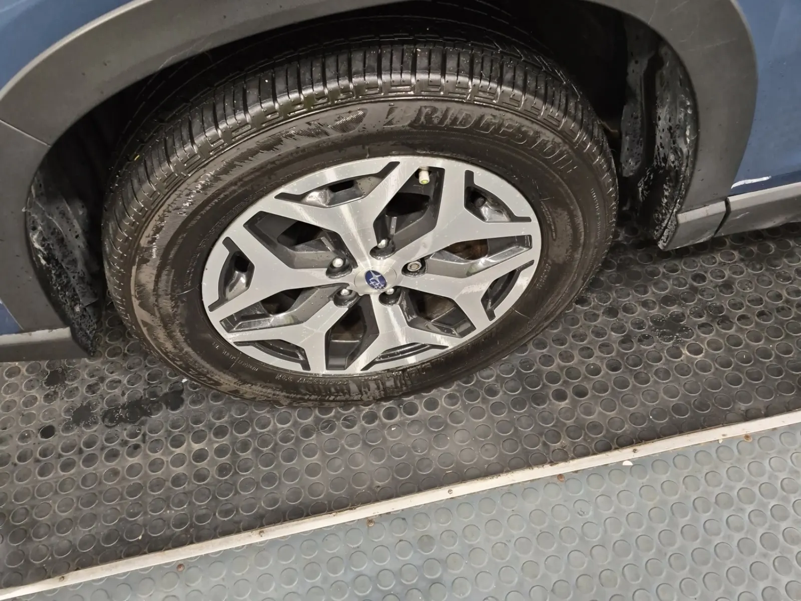 Front driver wheel/tire photo