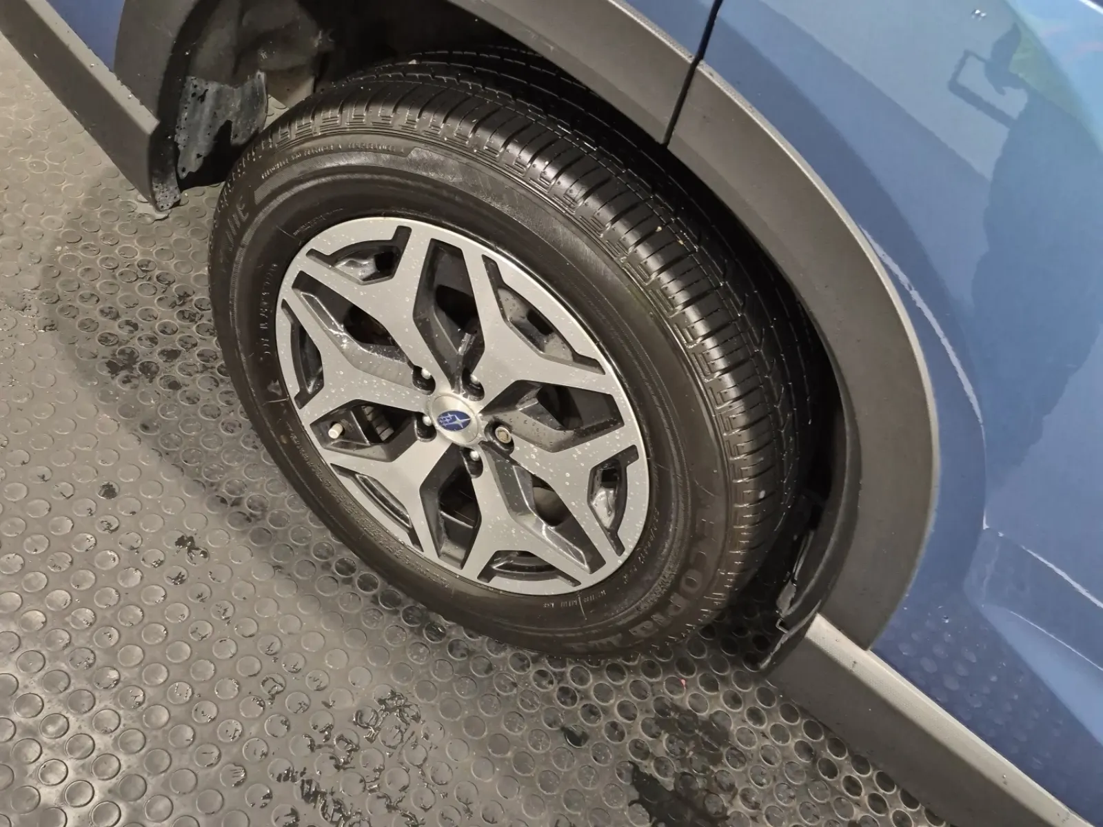 Right Rear Wheel/Tire Photo