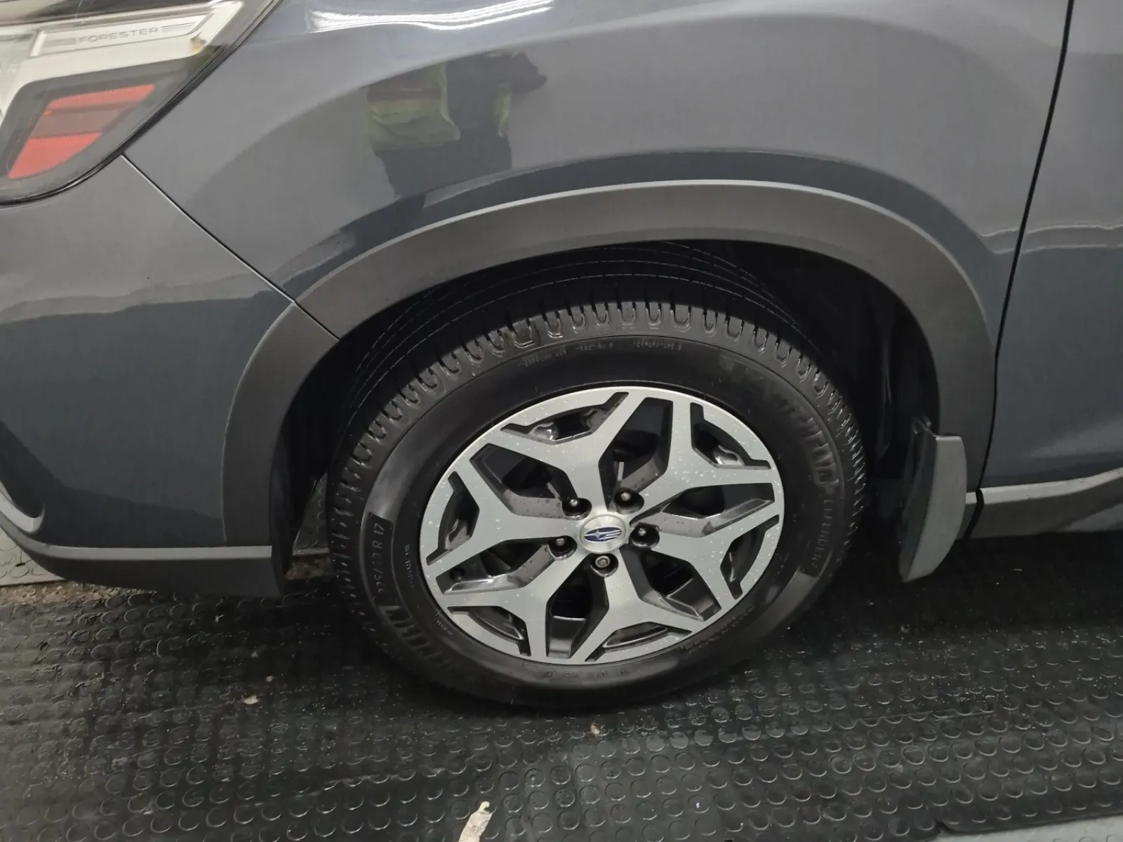 Front driver wheel/tire photo