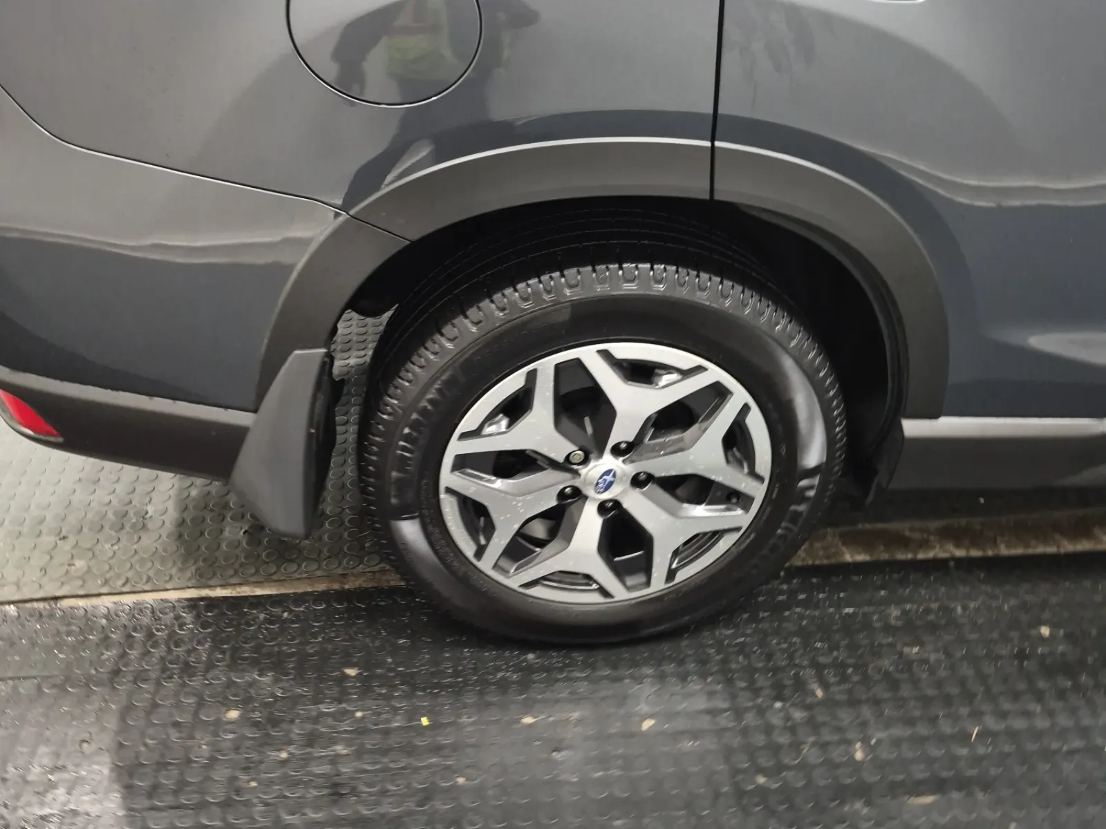 Right Rear Wheel/Tire Photo