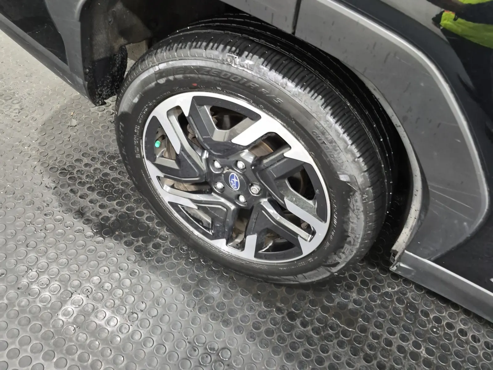 Right Rear Wheel/Tire Photo