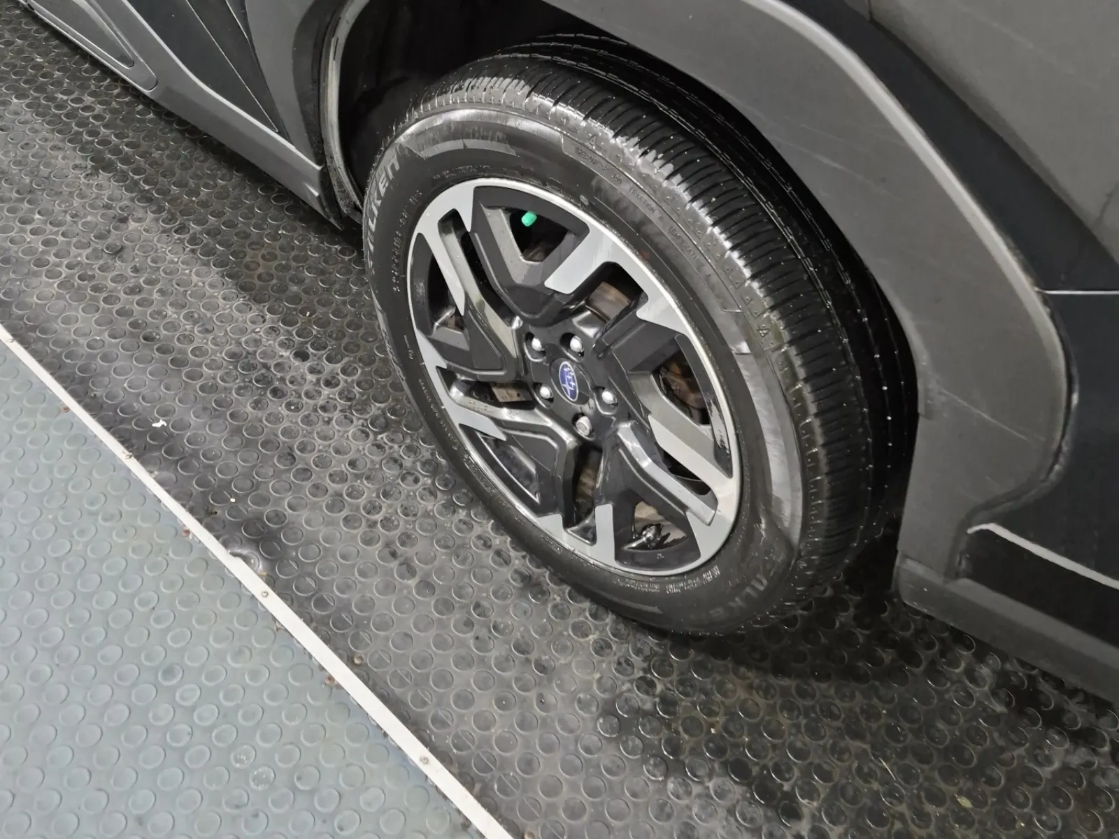 Left Rear Wheel/Tire Photo