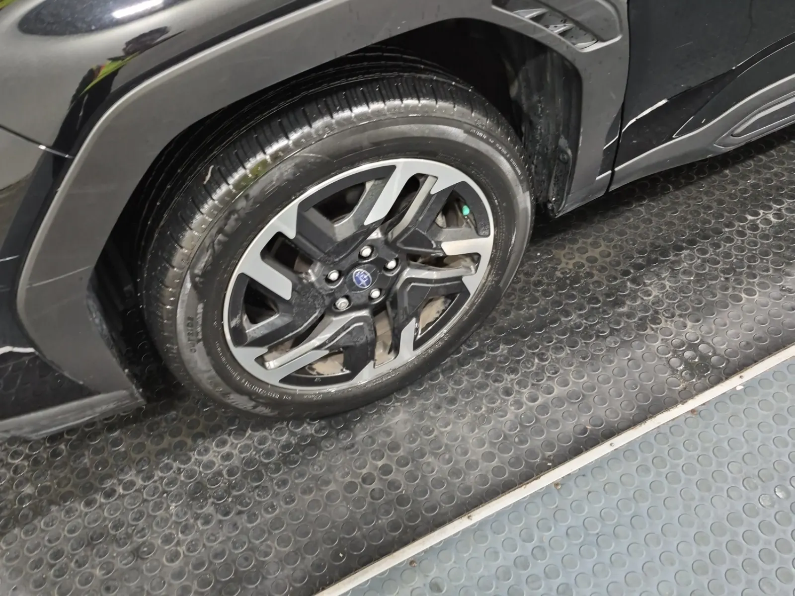 Front driver wheel/tire photo