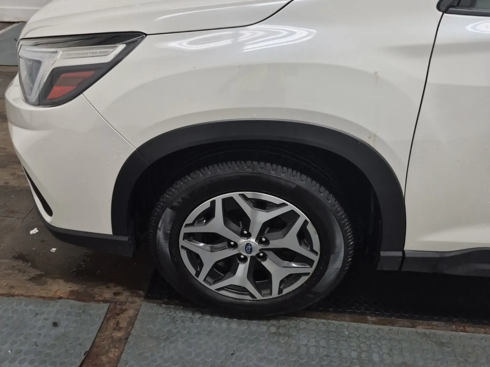 Front driver wheel/tire photo
