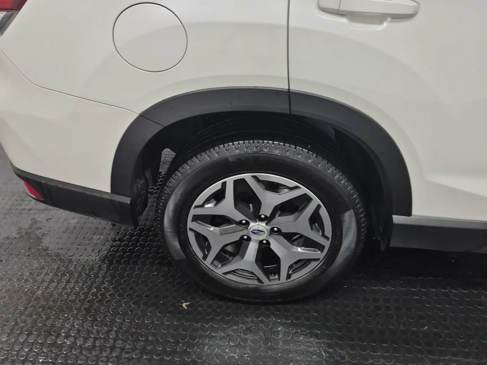 Right Rear Wheel/Tire Photo
