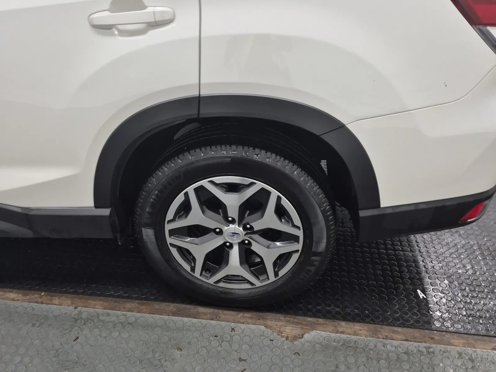 Left Rear Wheel/Tire Photo