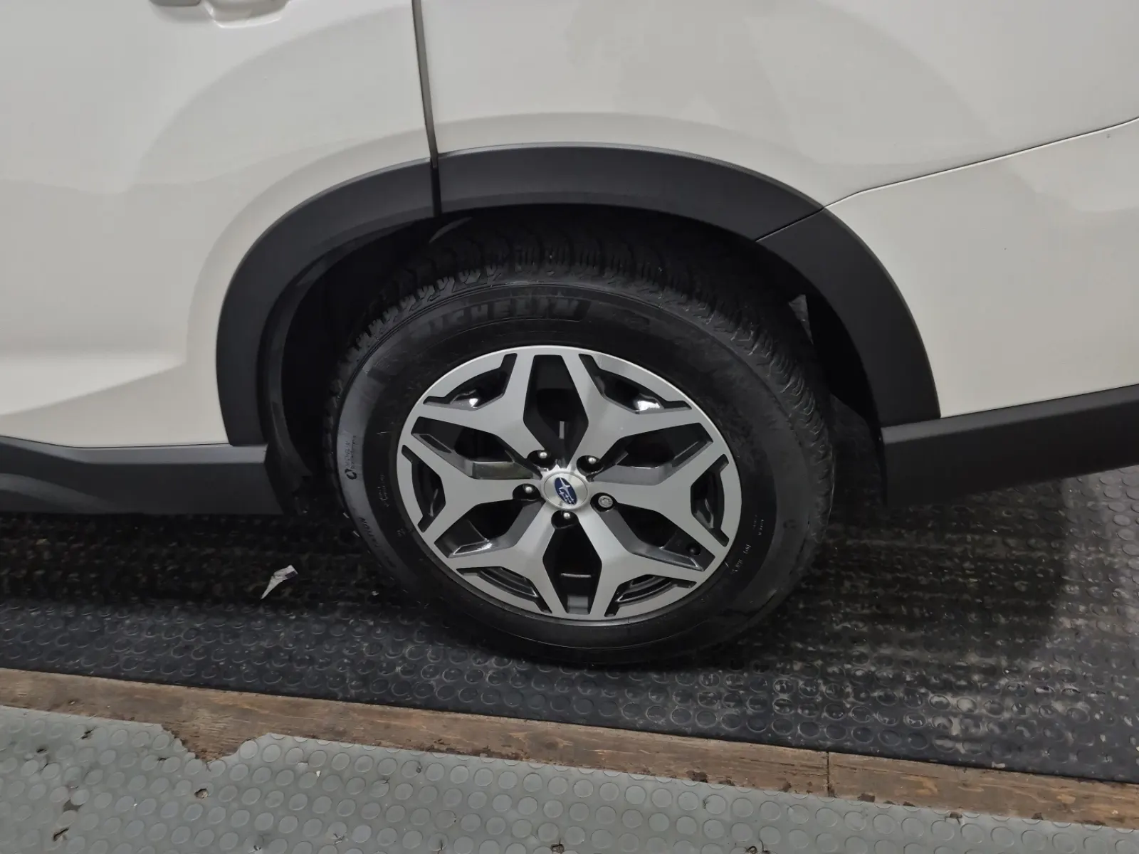 Left Rear Wheel/Tire Photo