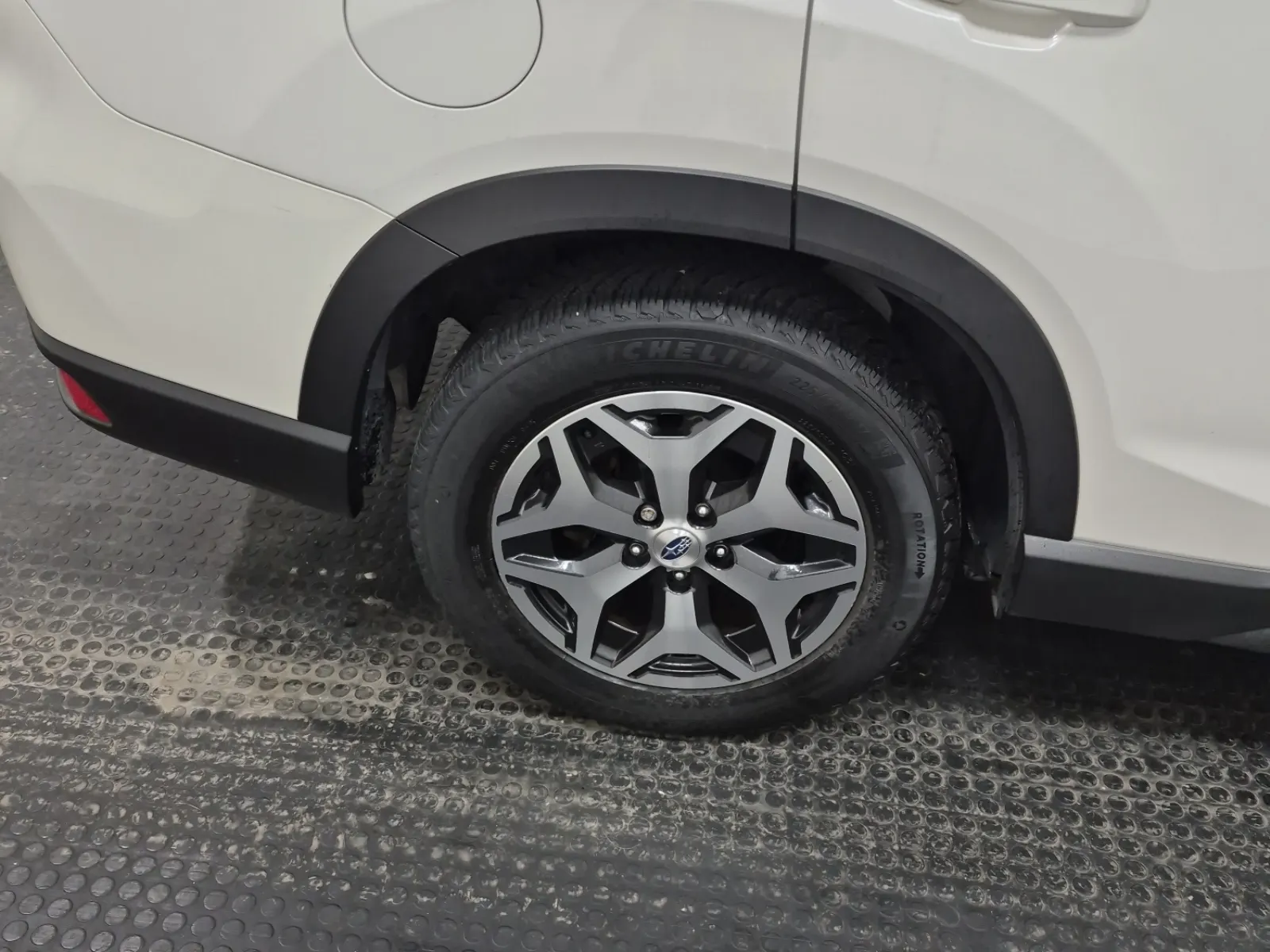 Right Rear Wheel/Tire Photo