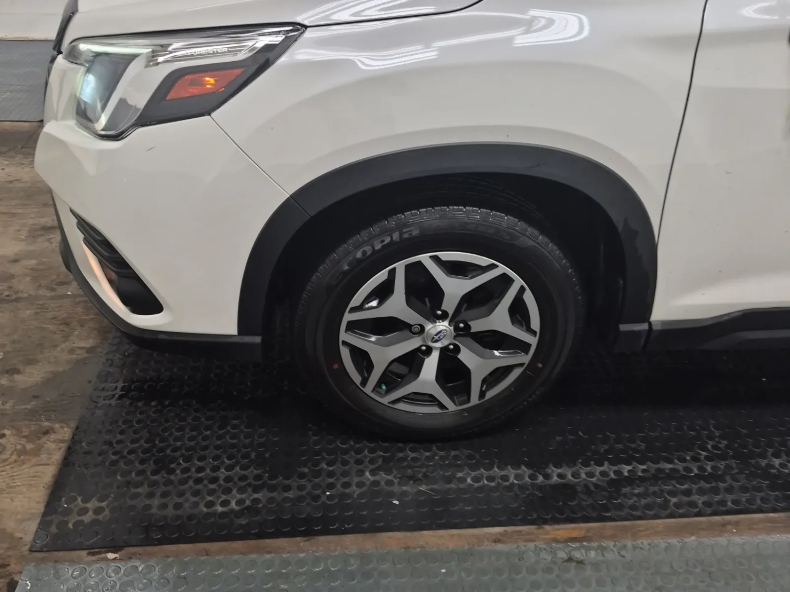 Front driver wheel/tire photo