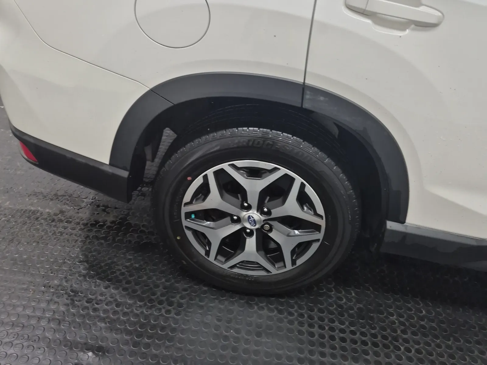 Right Rear Wheel/Tire Photo