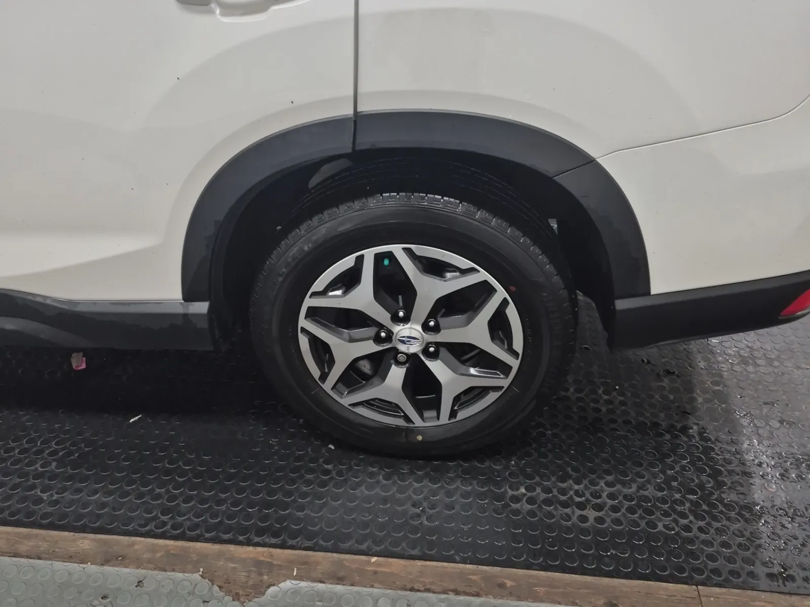 Left Rear Wheel/Tire Photo