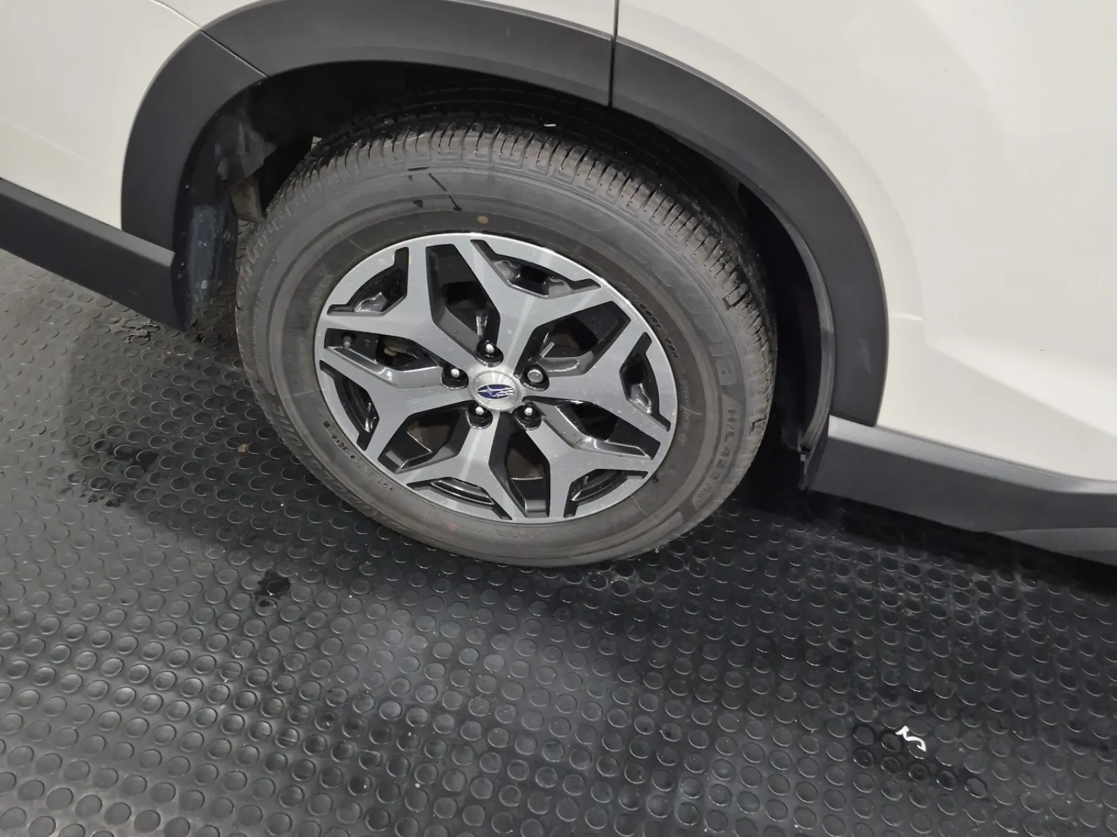 Right Rear Wheel/Tire Photo