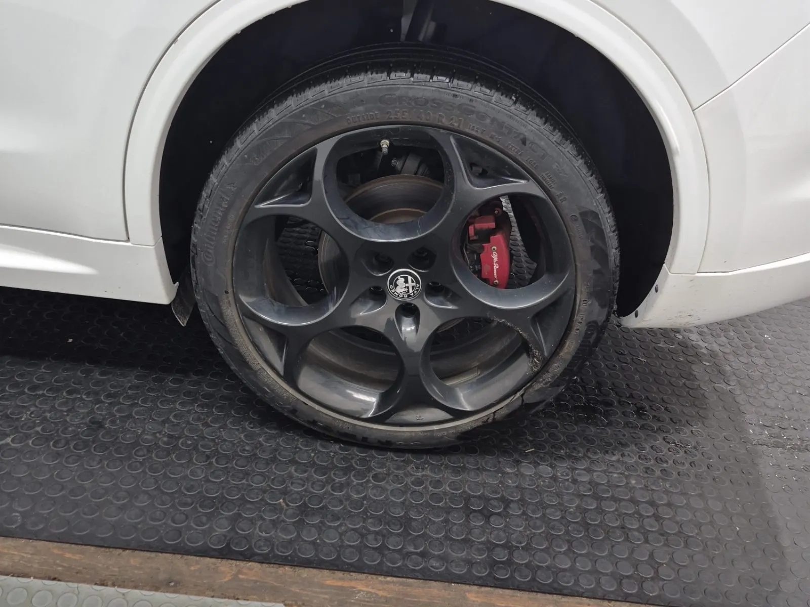 Left Rear Wheel/Tire Photo