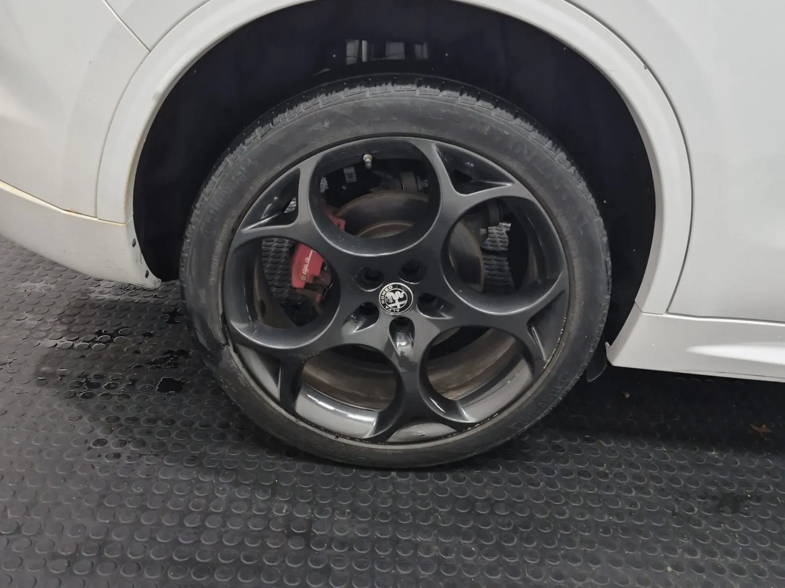 Right Rear Wheel/Tire Photo