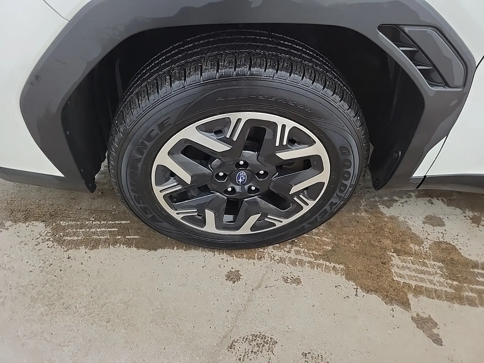 Front driver wheel/tire photo