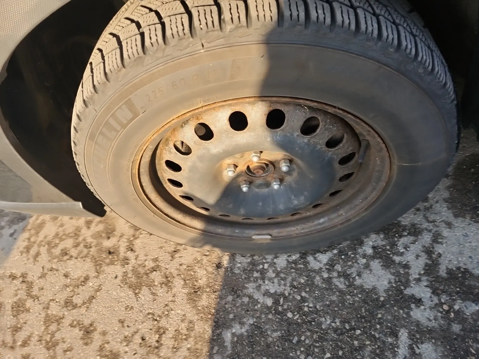Front driver wheel/tire photo