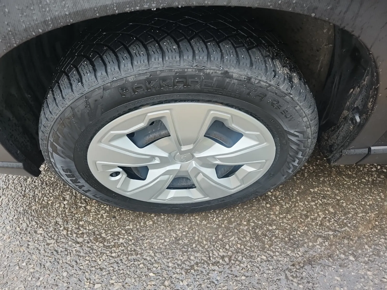 Front driver wheel/tire photo