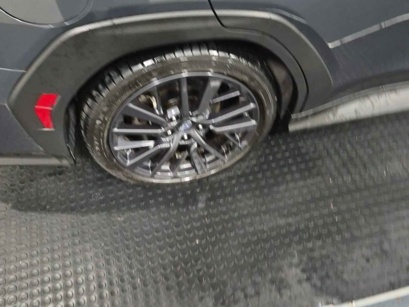 Right Rear Wheel/Tire Photo