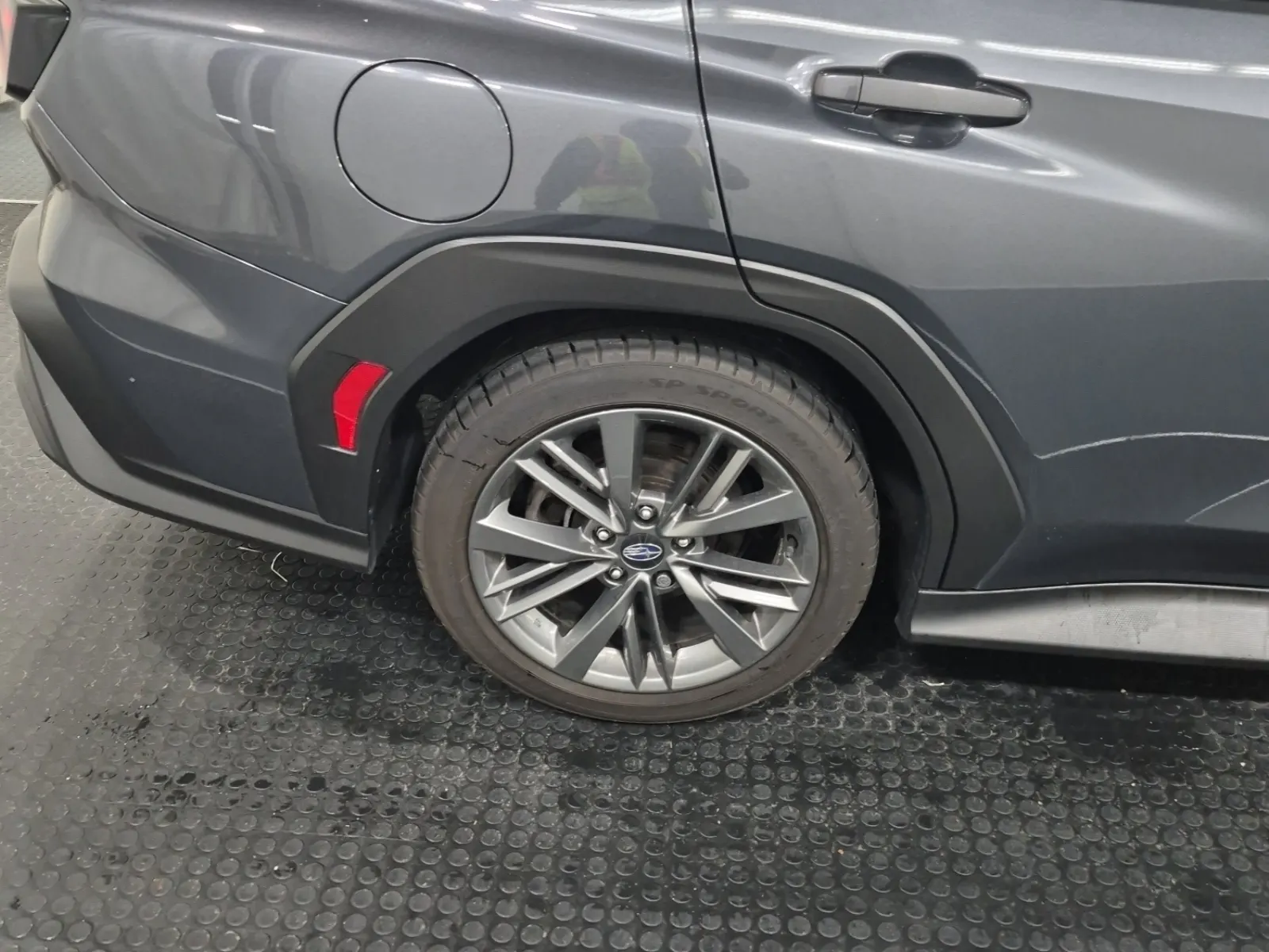 Right Rear Wheel/Tire Photo