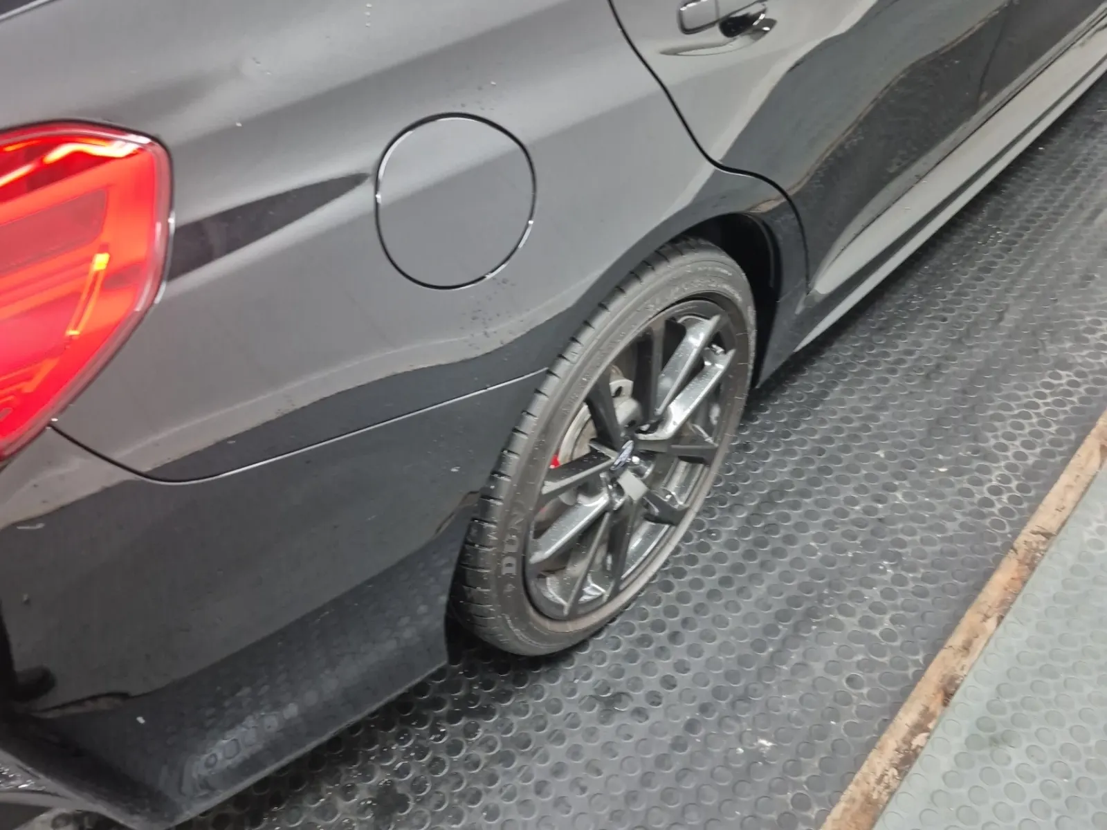 Right Rear Wheel/Tire Photo