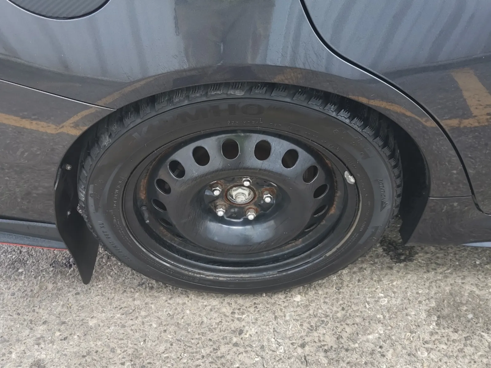 Right Rear Wheel/Tire Photo
