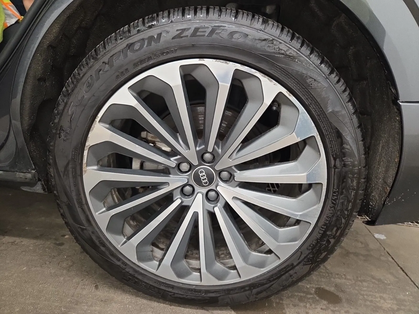 Left Rear Wheel/Tire Photo