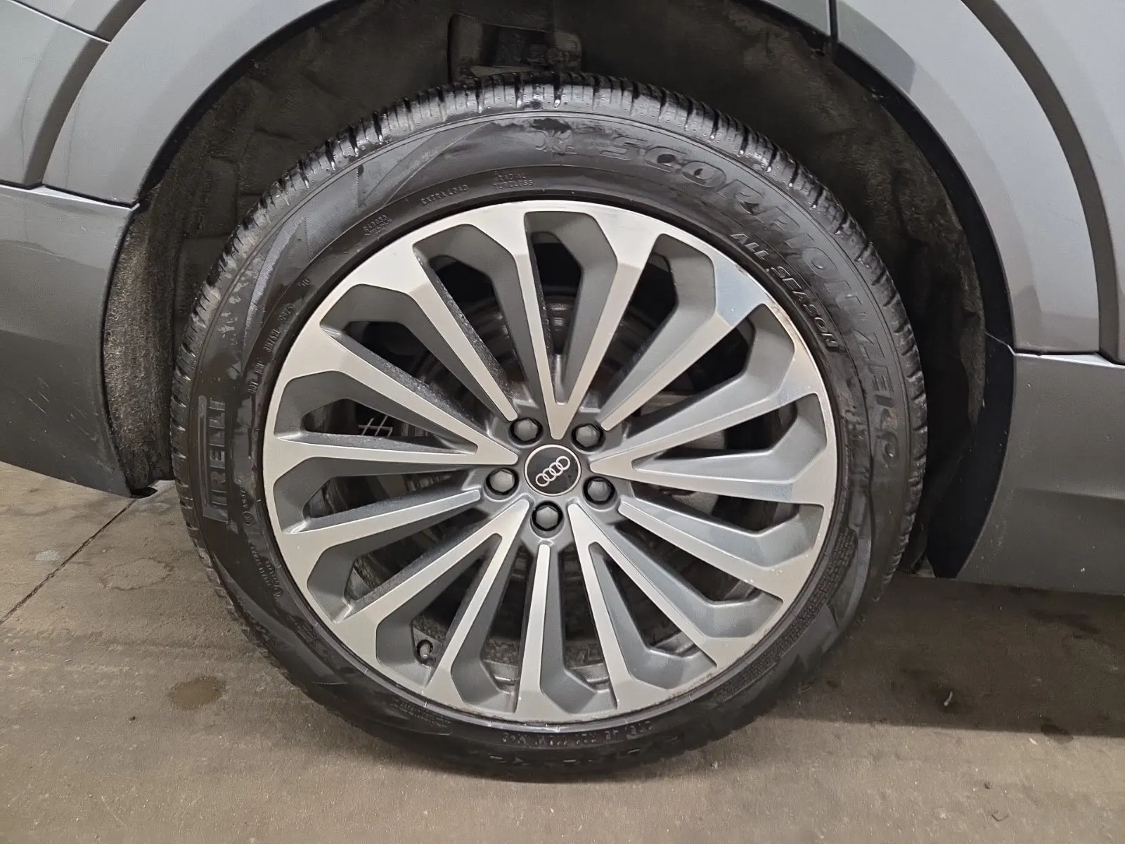 Right Rear Wheel/Tire Photo