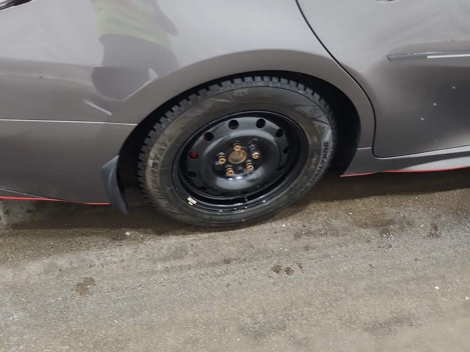 Right Rear Wheel/Tire Photo