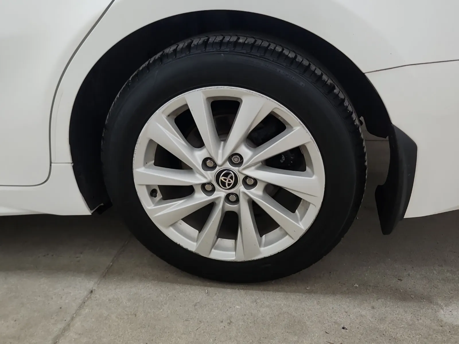 Left Rear Wheel/Tire Photo