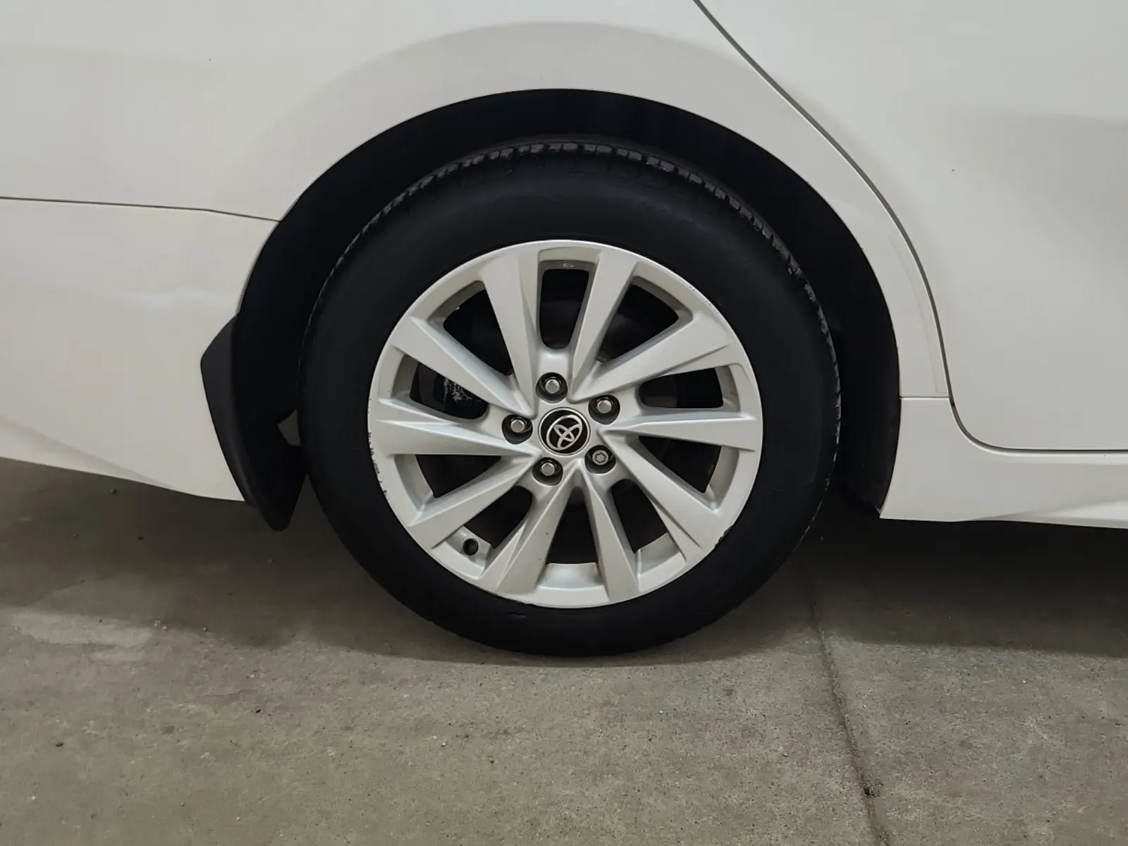 Right Rear Wheel/Tire Photo