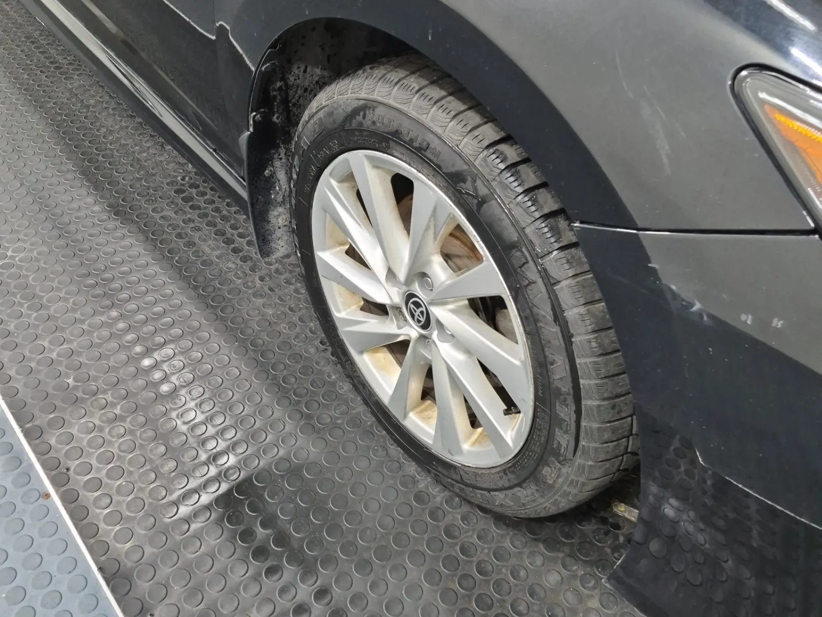 Right Front Wheel/Tire Photo