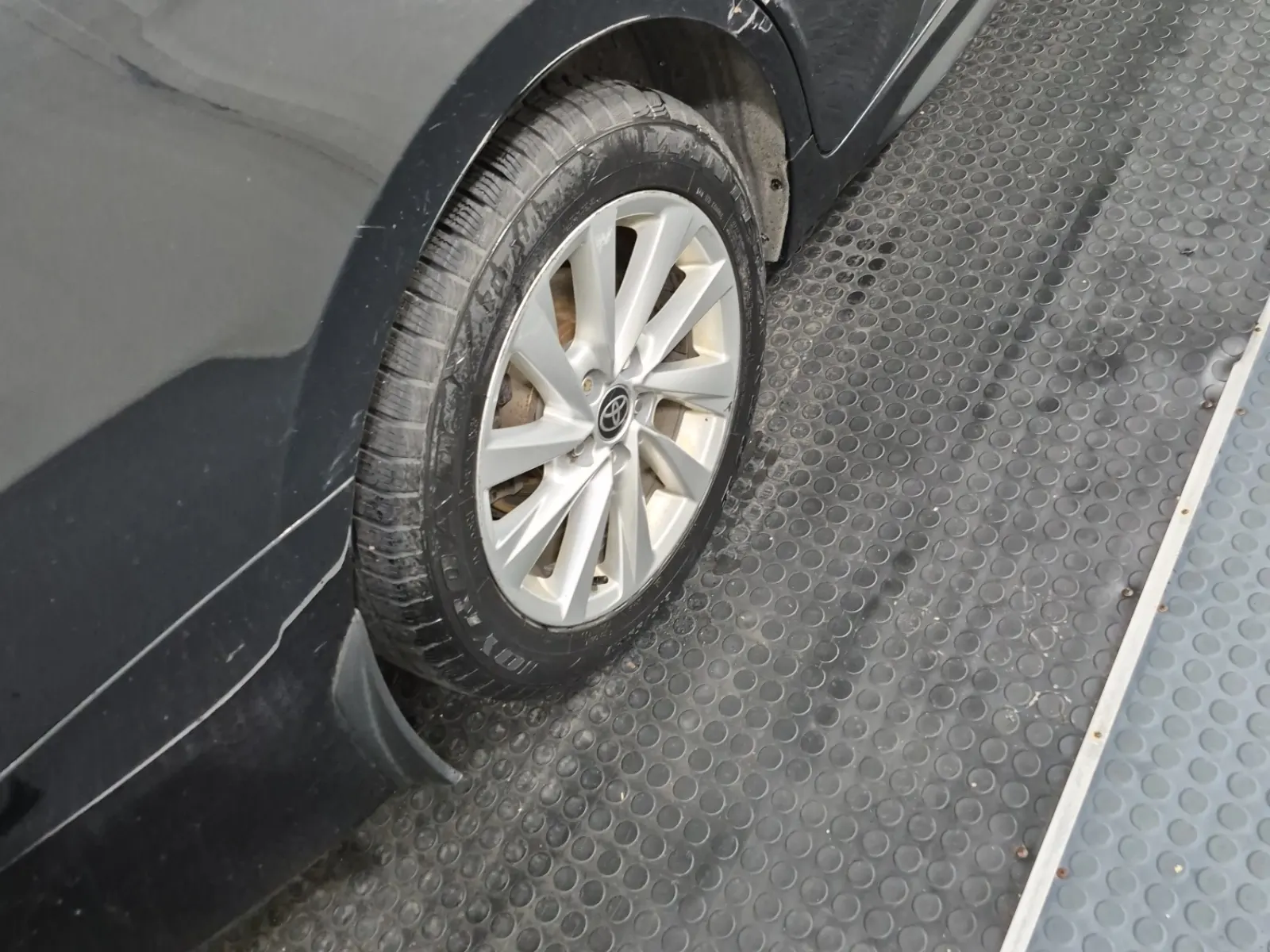 Right Rear Wheel/Tire Photo