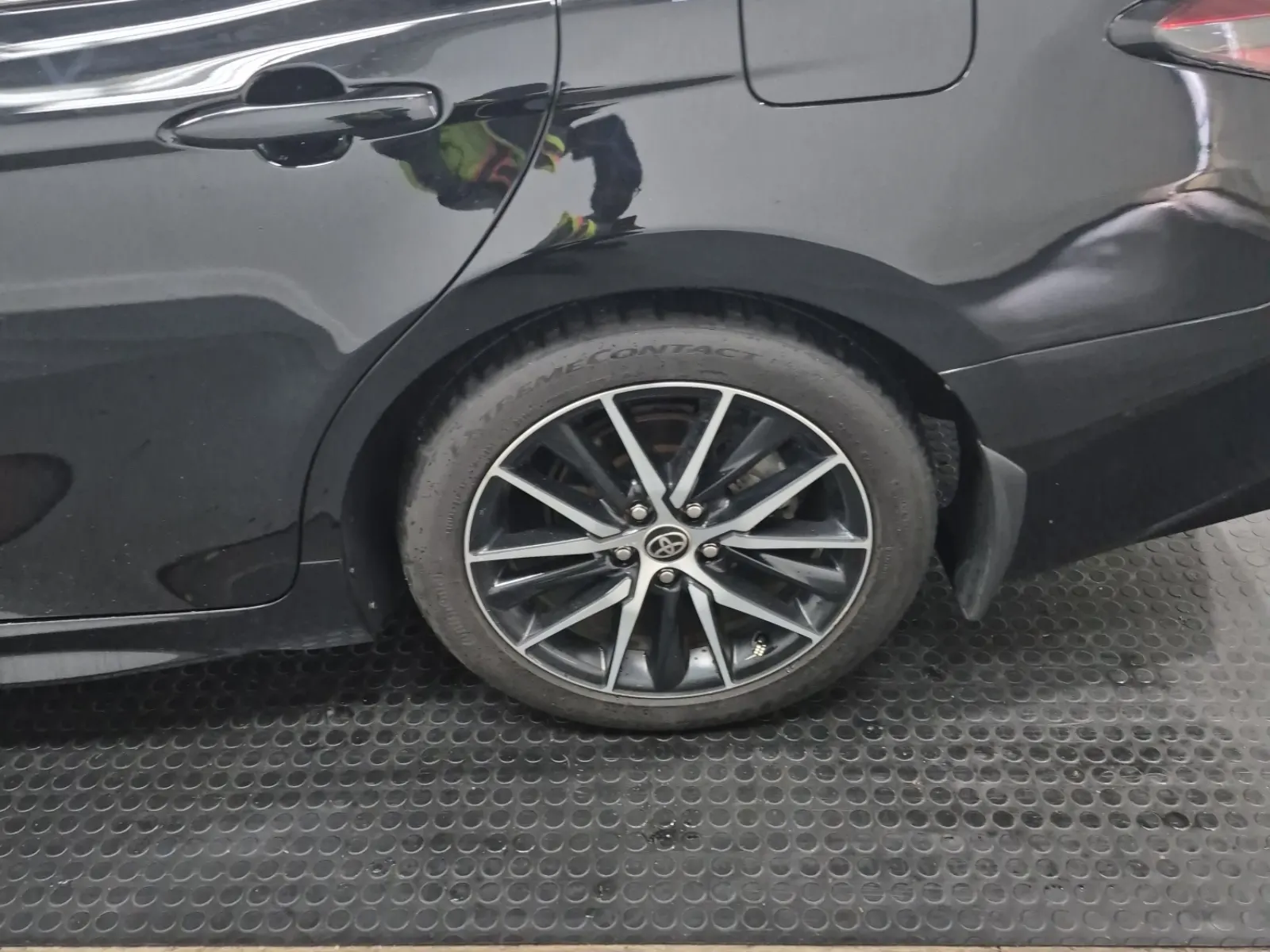 Left Rear Wheel/Tire Photo