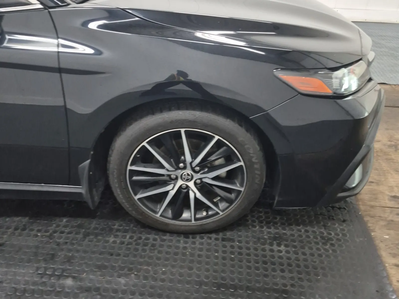 Right Front Wheel/Tire Photo