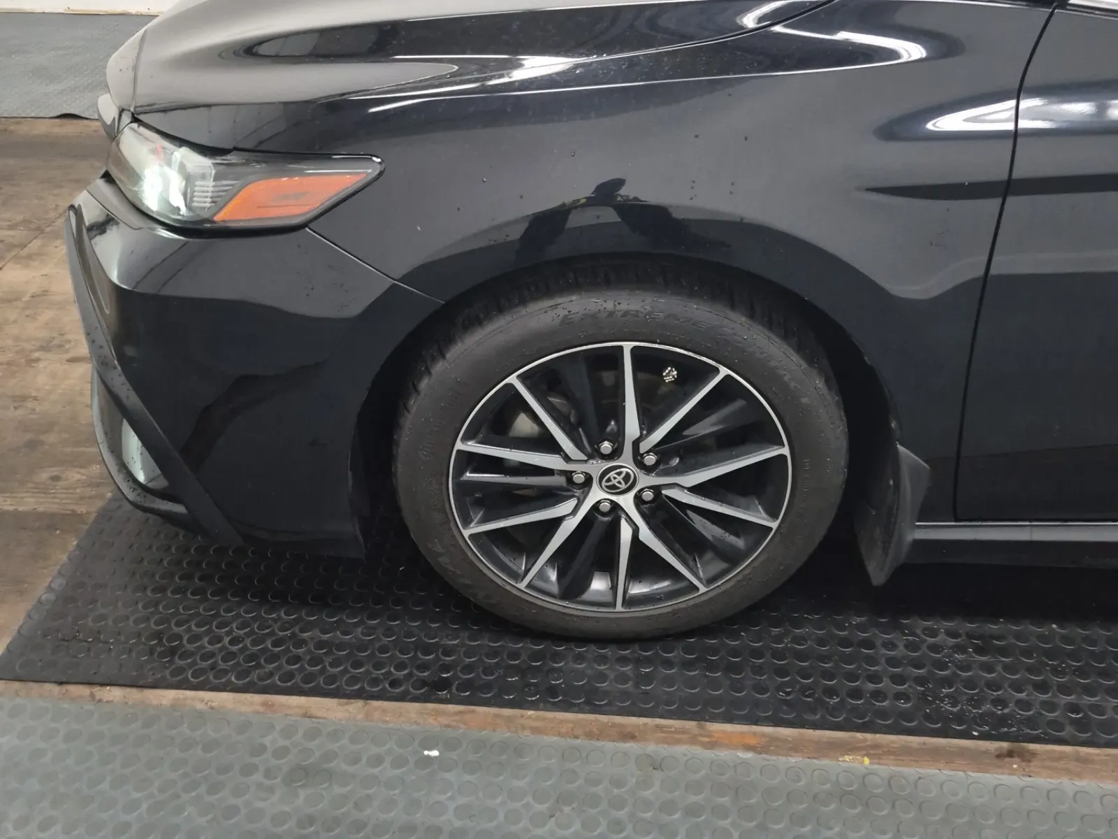 Front driver wheel/tire photo