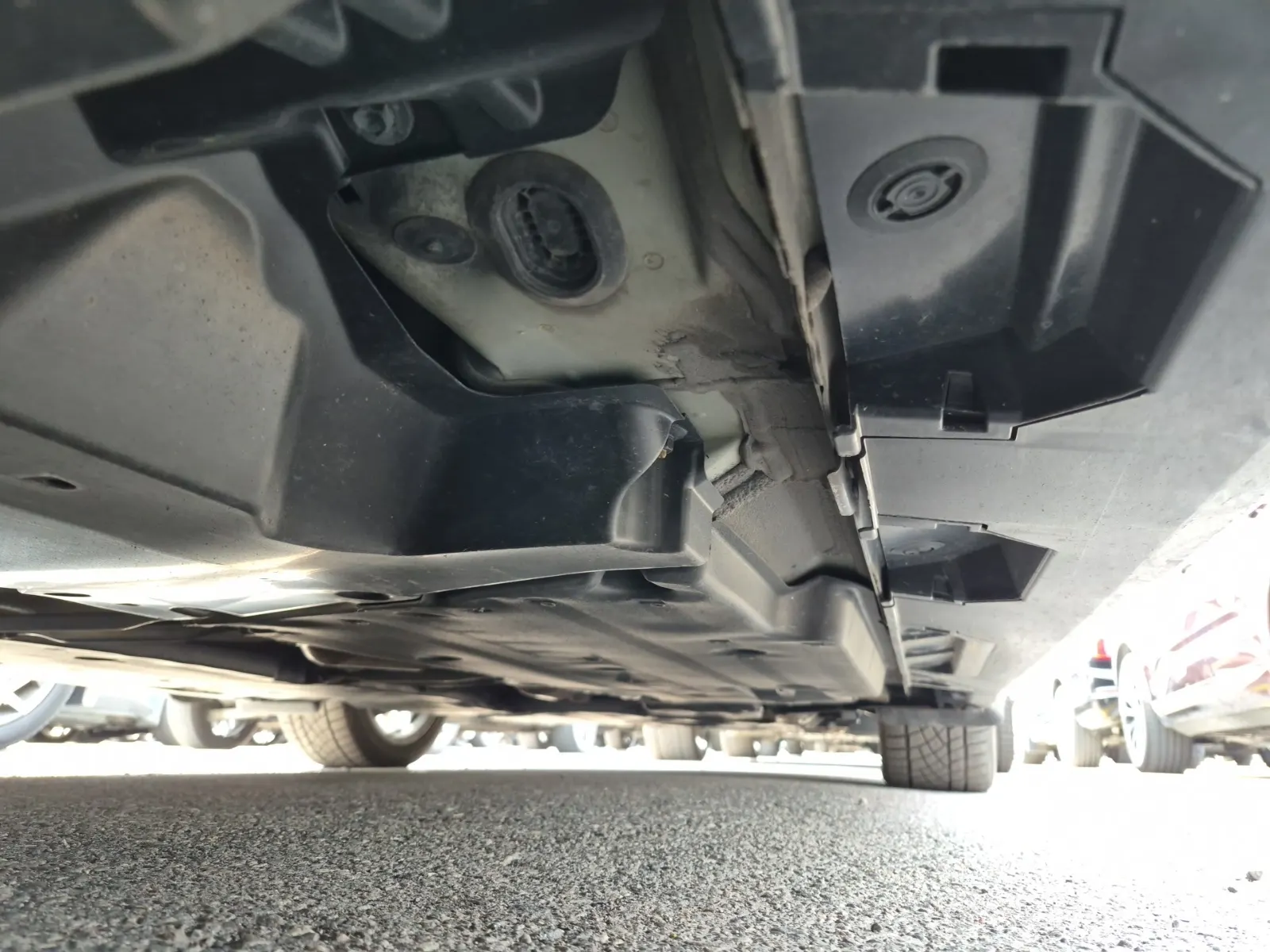 Undercarriage - Passenger Photo