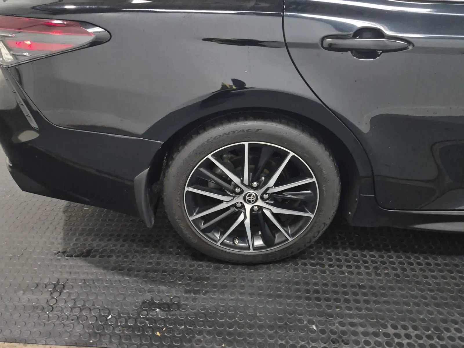 Right Rear Wheel/Tire Photo