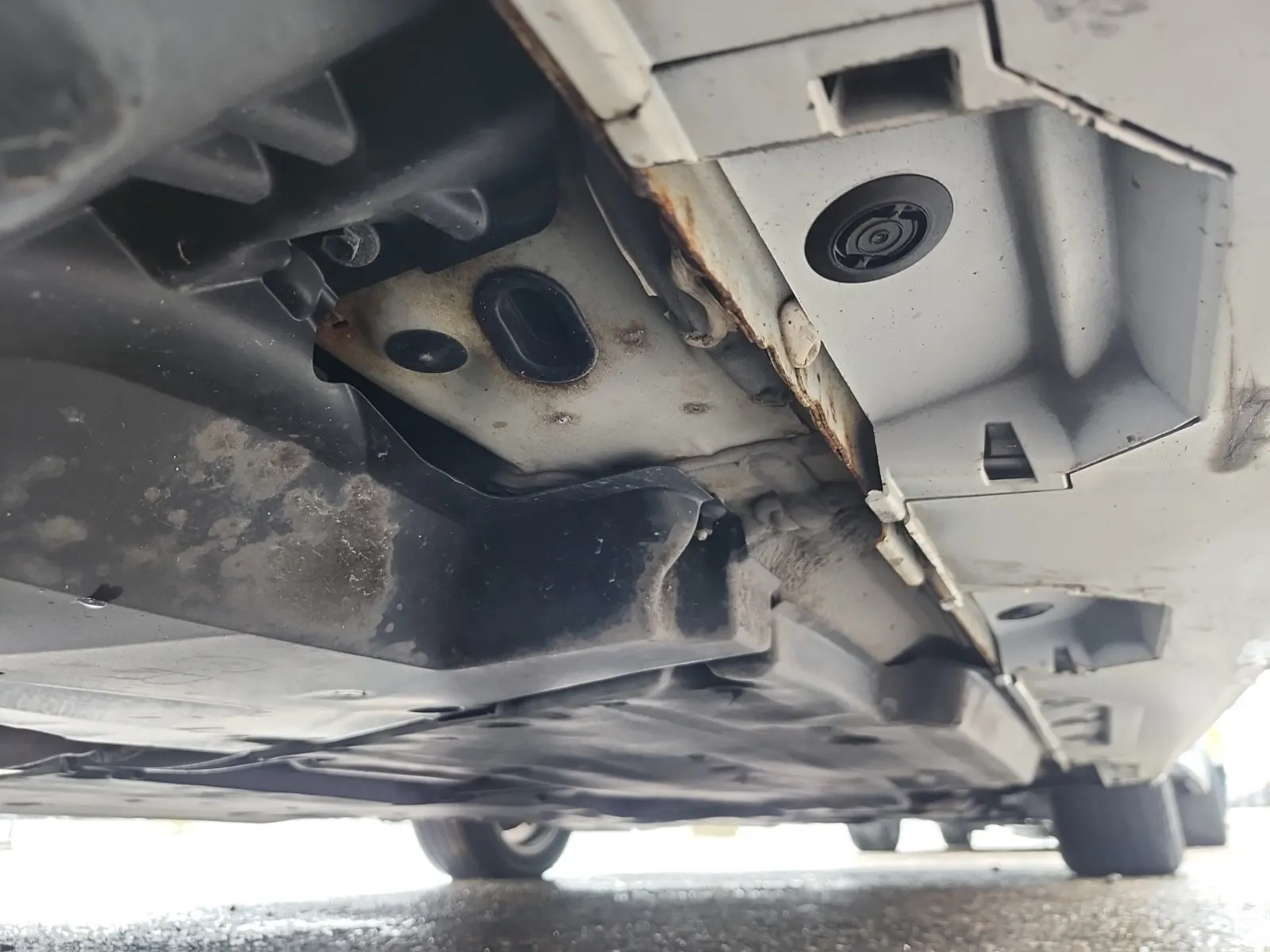 Undercarriage - Passenger Photo