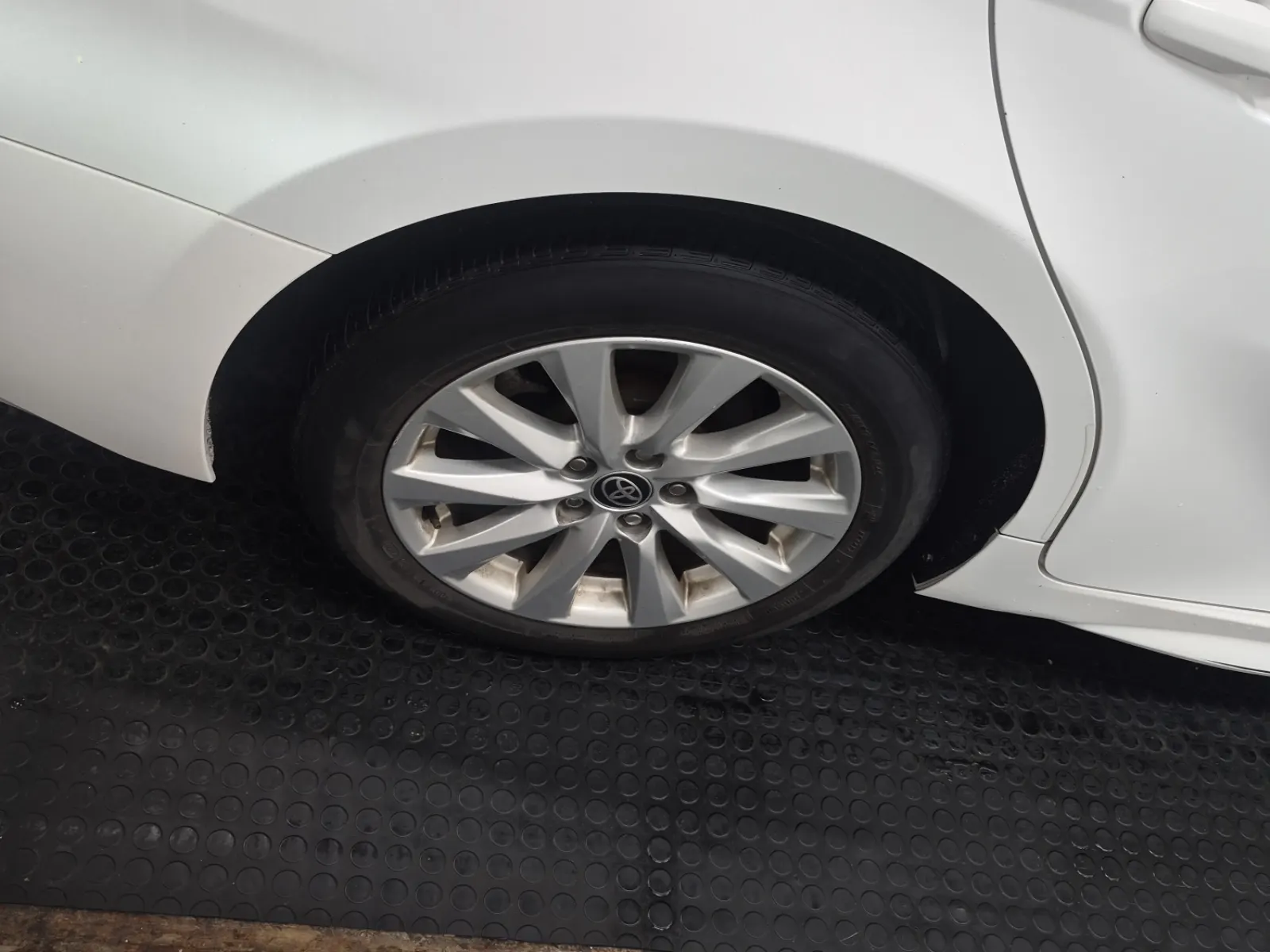 Right Rear Wheel/Tire Photo