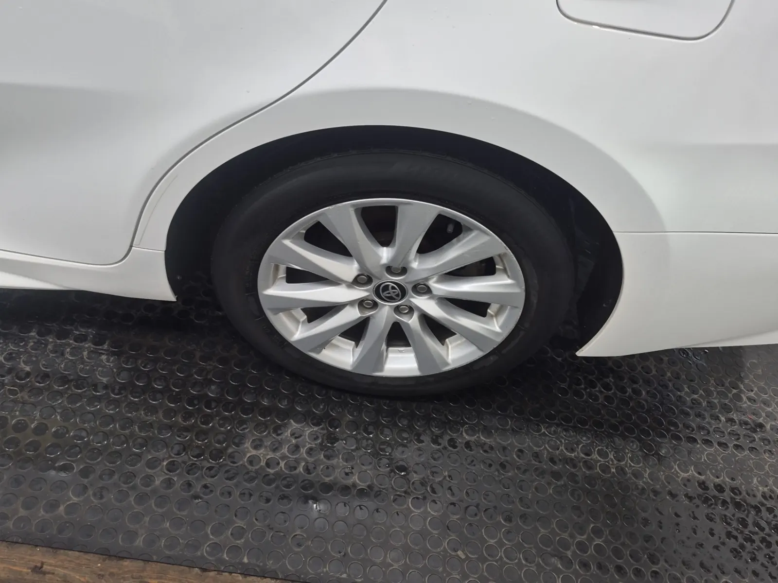 Left Rear Wheel/Tire Photo