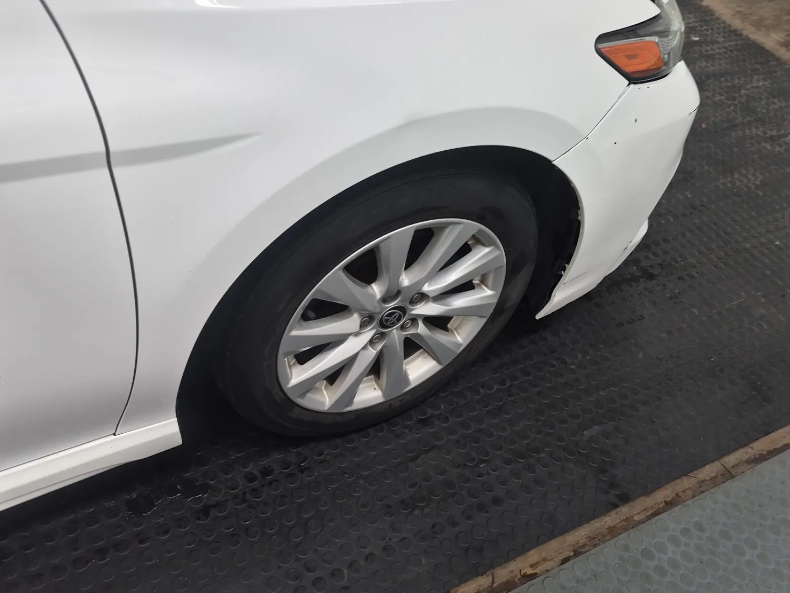 Right Front Wheel/Tire Photo