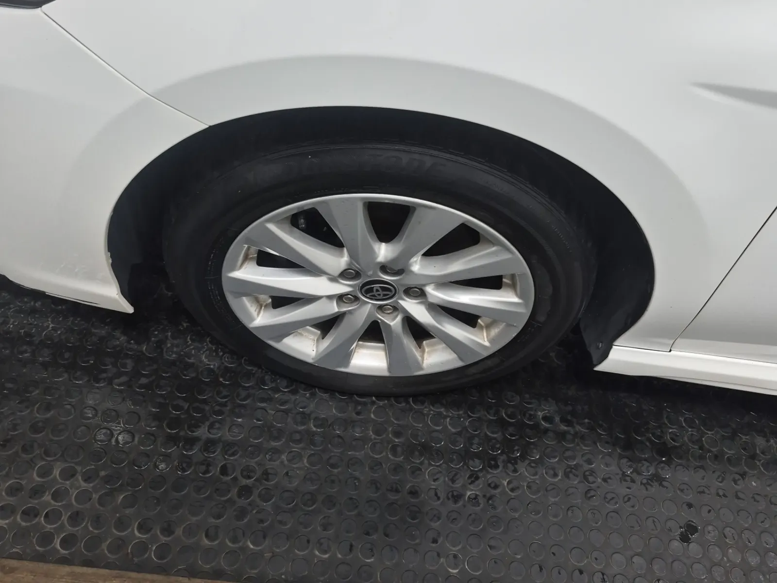 Front driver wheel/tire photo