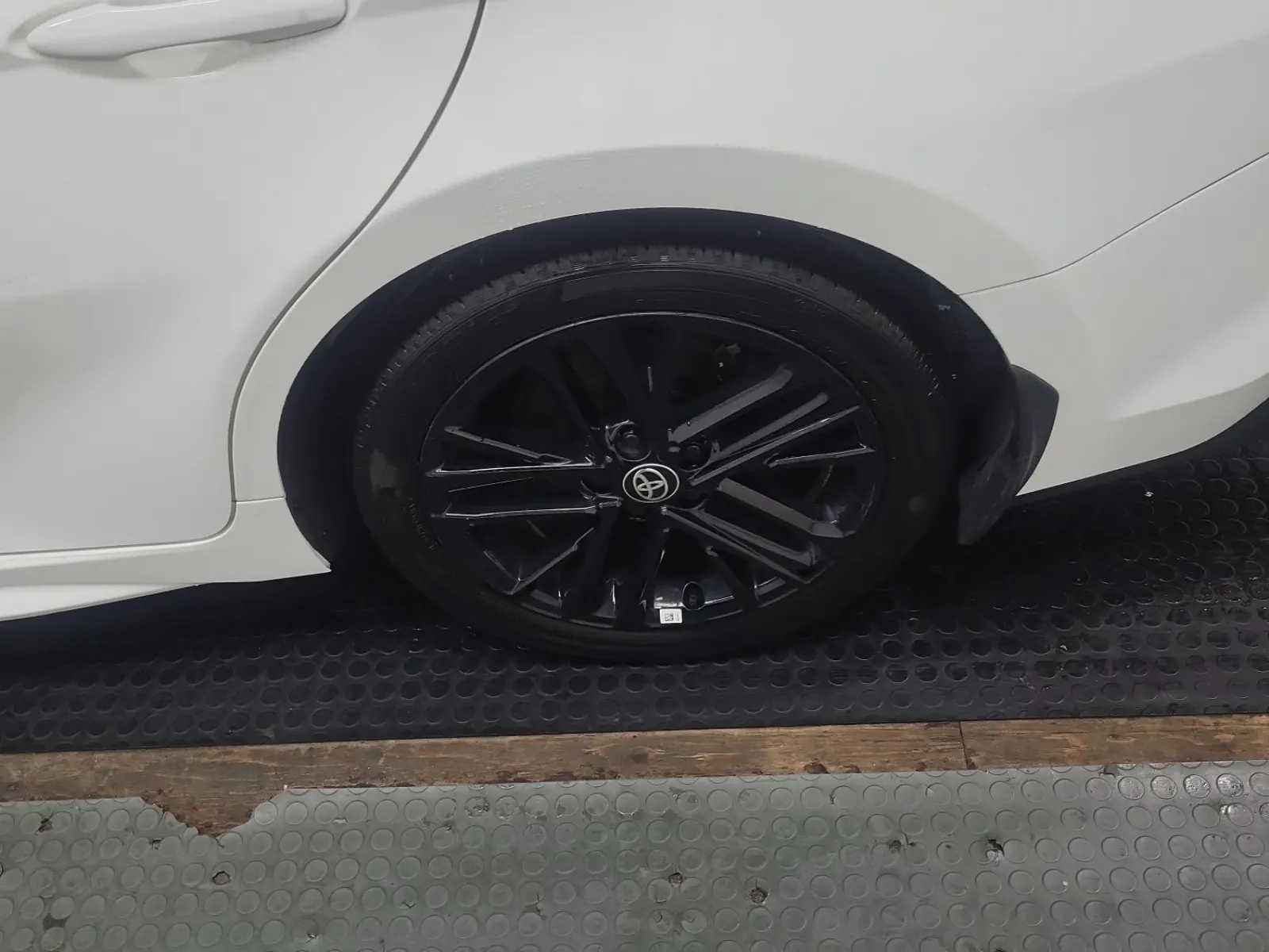 Left Rear Wheel/Tire Photo